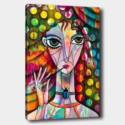 Canvastavla 70x100 cm - Färgglad kvinna med stora ögon som håller en pensel och har en skulptural frisyr - Grön / Rosa / Blå